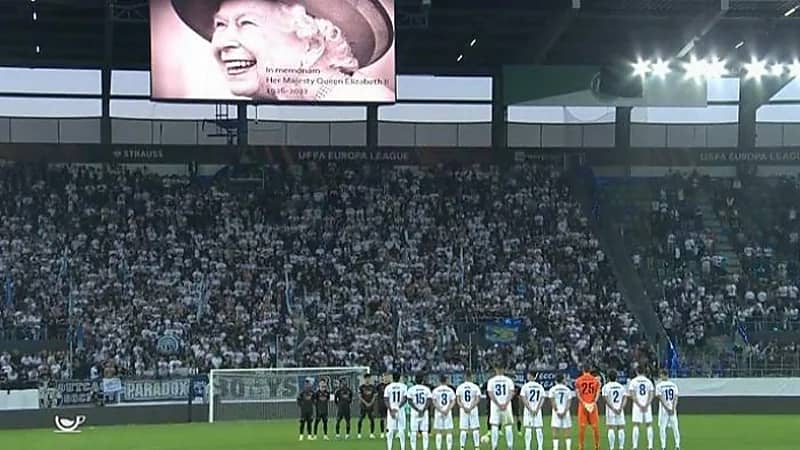 توقف مباريات 3 فرق إنجليزية حداداً على وفاة الملكة إليزابيث