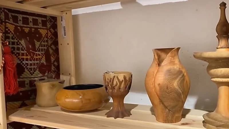 بالفيديو.. نجار سعودي يحول جذوع الأشجار الميتة إلى تحف منزلية