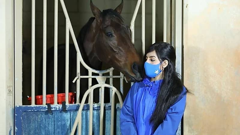 أمل فيصل أول سعودية تحصل رخصة خيالة دوليا