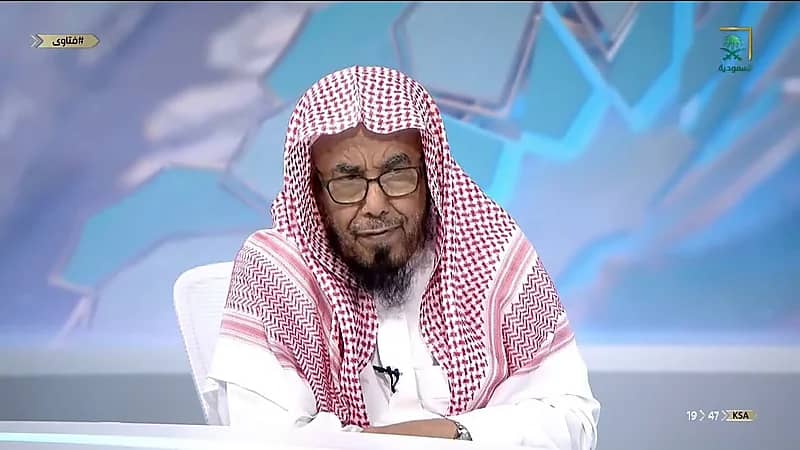 بالفيديو.. حكم تقديم الهدايا لرئيس العمل