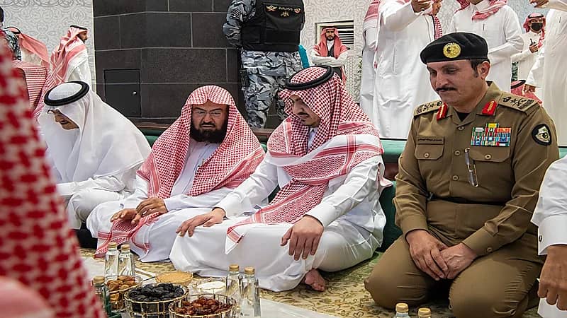 صور.. نائب أمير مكة يشارك رجال الأمن في المسجد الحرام تناول الإفطار