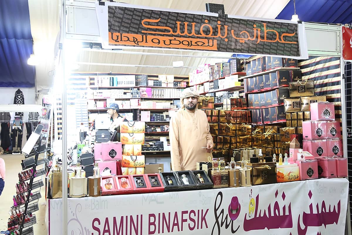 بالفيديو.. صاحب محل عطور يلجأ لحيلة ذكية لجذب الزوار بالجنادرية 31