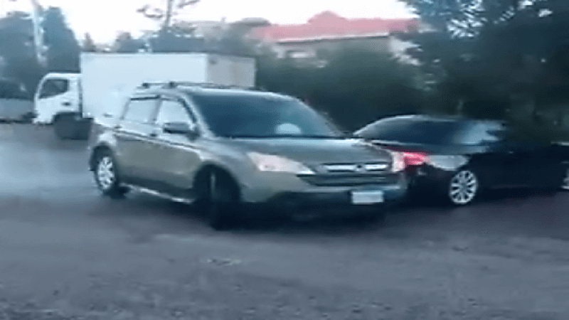 شاهد.. انزلاق سيارات واصطدامها ببعضها البعض