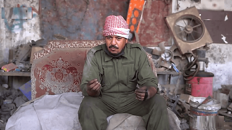 بالفيديو.. مواطن سعودي ينافس الأجانب في صيانة مركبات الديزل في القريات