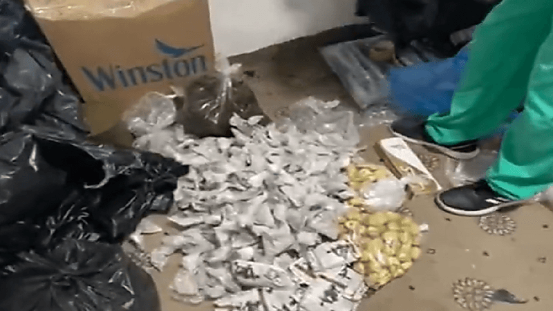 بالفيديو.. الجهات المعنية تكشف عمالة مخالفة تصنع المعسل والتنباك بطرق بدائية