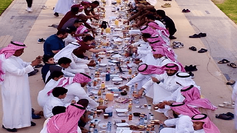 ‎إقامة أطول مائدة إفطار بالخرج تجاوز طولها الـ 500 متر