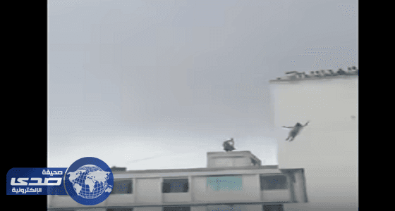 بالفيديو .. سقوط طالبة من ارتفاع شاهق أثناء عرض تدريبي