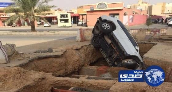 بالصور.. سيارة «جيب» تسقط داخل حفرية صرف صحي بالقصيم