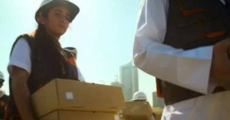 حاكم دبي ينشر صورة لمشاركة ابنته فى نشاط تطوعى