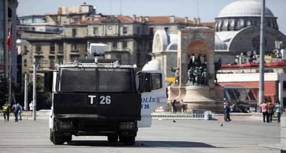 نائب برلماني يقتحم مدرسة في أثينا بسبب اللاجئين