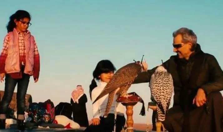 بالفيديو.. الوليد بن طلال في نزهة برية برفقة أسرته في صحراء الرياض