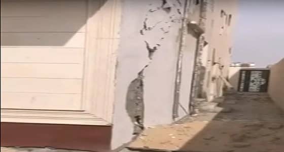 بالفيديو..ظهور تشققات وتصدعات بفيلا جديدة غير مطابقة لشروط البناء بالدمام