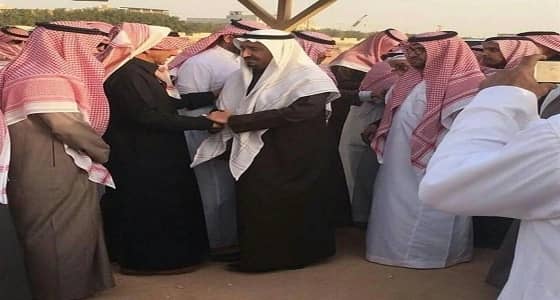 الفنان عبدالله السدحان يقدم واجب العزاء للقصبي