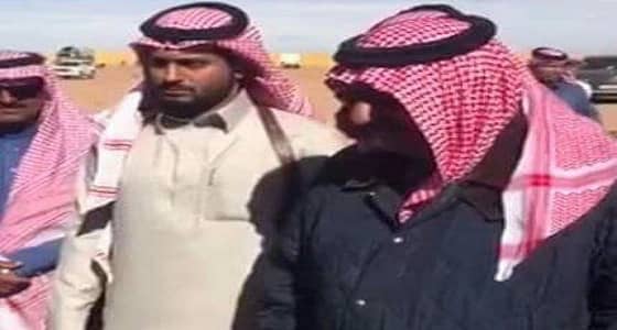 بالفيديو.. ولي العهد يستمع لقصيدة شاعر أثناء رحلة برية