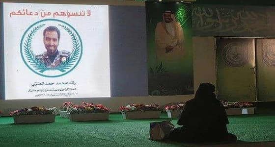 مشهد مؤثر لأم شهيد تذرف الدموع أمام صورة ابنها في الجنادرية