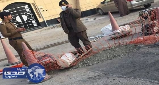 بالصور..مصرع عامليْن اثر سقوطهما في حفرة صرف صحي بالرياض‎