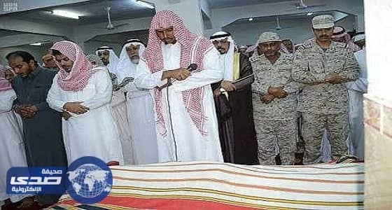 بالصور.. جموع المصلين تؤدي صلاة الميت على شهيد الواجب الجندي أول أحمد عتودي