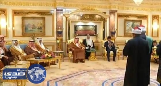 بالفيديو.. سلطان بروناي دار السلام يسلم خادم الحرمين وسام الأسرة المالكة للعرش