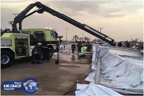 نجاة متسوقين من خيمة تسوق كبيرة أسقطتها الرياح والأمطار بالمجمعة