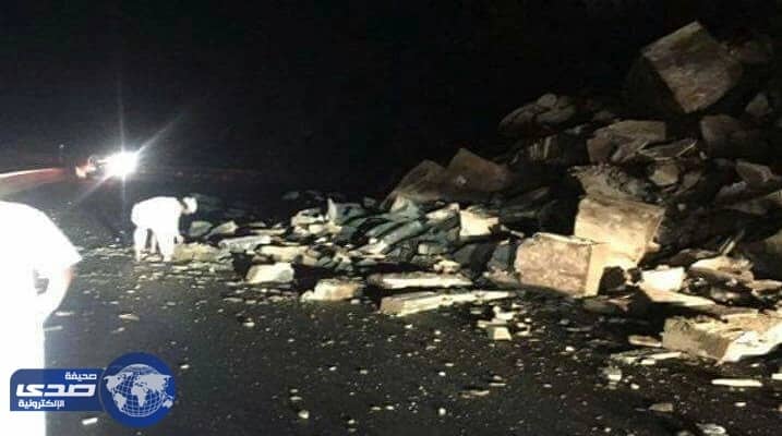 اغلاق طريق نجران – أبها بالقرب من عاكفة جراء تساقط الصخور