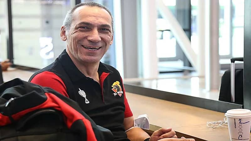 الانضباط تقرر إيقاف مدرب الوحدة وتغريمه 60 ألف ريال