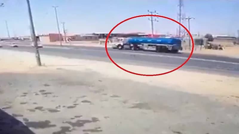 شاهد.. انقلاب صهريج ماء في الطائف بسبب مركبة صغيرة 