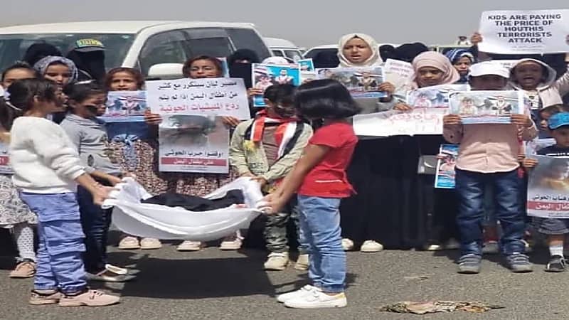 أطفال يُشيعون جثمان صديقتهم المتفحمة بهجمات الحوثي في مأرب