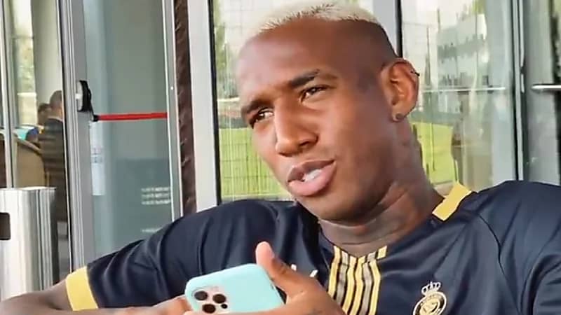 بالفيديو.. أندرسون تاليسكا يبدأ تعلم العادات السعودية بجملة "ماجور والسلامة"