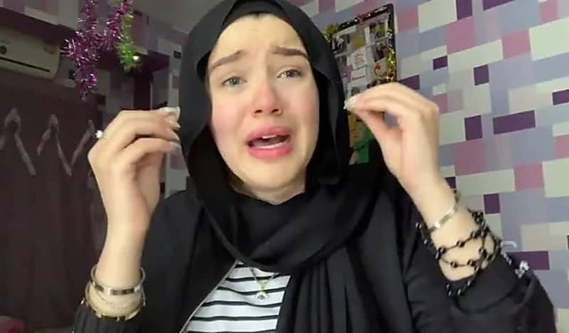 بكاء حنين حسام أثناء محاكمتها وتردد:"مستقبلى بيضيع"