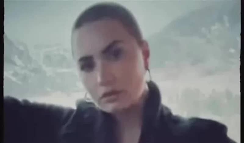 شاهد.. فنانة عالمية تصدم متابعيها بلوك جديد بعد حلق شعرها 