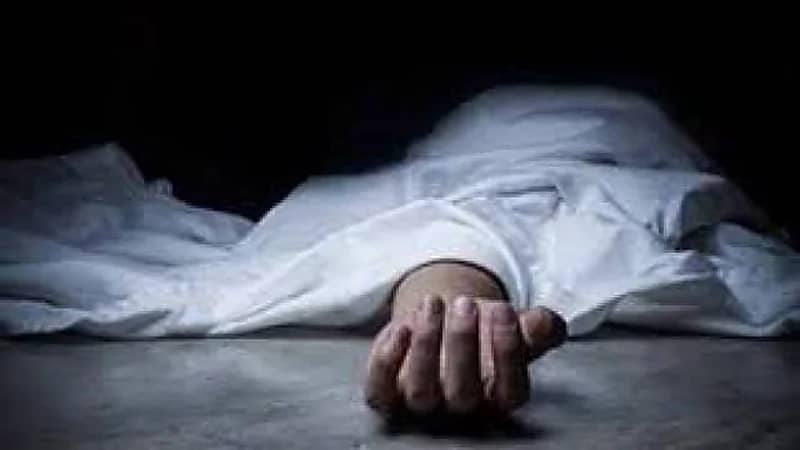 شاب يقتل والدته طعنا لسبب غريب 