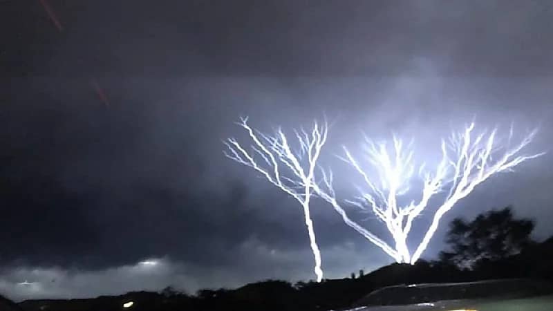 شاهد.. تصاعد البرق إلى السماء في ظاهرة نادرة