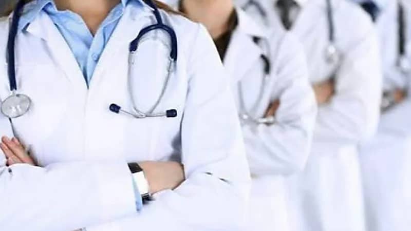 شرط السماح للممارس الصحي بالعمل في القطاع الخاص