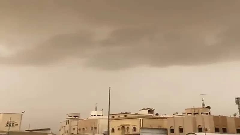 شاهد.. سحابة رعدية قوية تسيطر على سماء الرياض