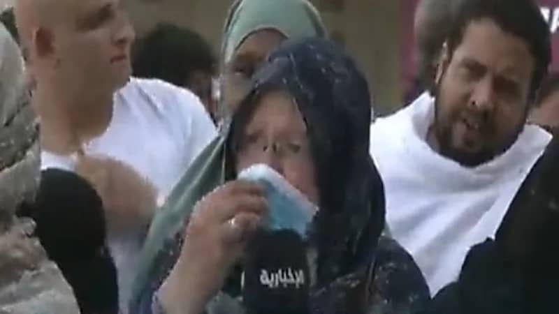 شاهد.. معتمرة مصرية تشيد بالموظفات السعوديات وتقول: عاملوني أحسن من أولادي 