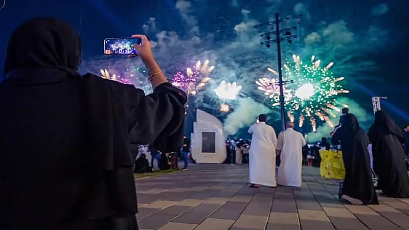 بالصور.. زوار موسم جدة يوثقون العروض الحية والألعاب النارية بجوالاتهم 