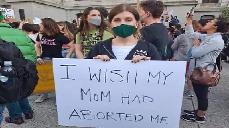 أحمد الفراج ينتقد فتاة ترتدي كمامة خوفا من كورونا وتتمنى لو أمها اجهضتها