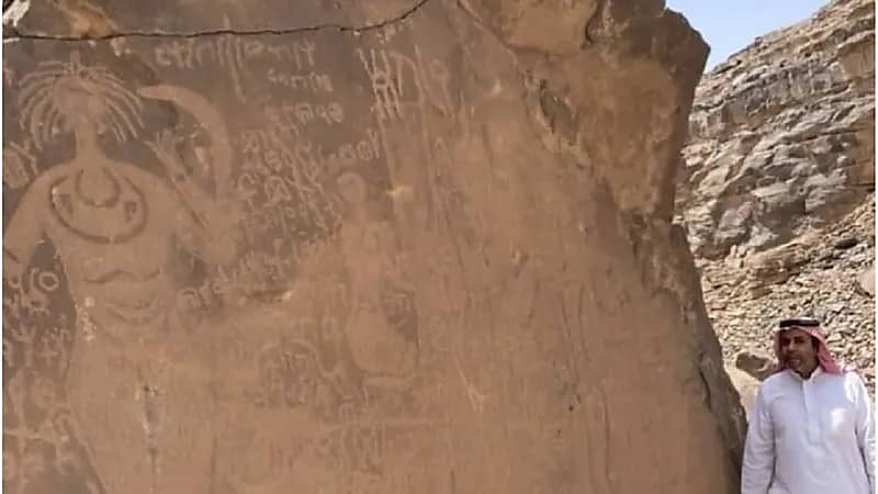 " باحث " يكشف قصة الآلة الموسيقية المنقوشة على صخور نجران