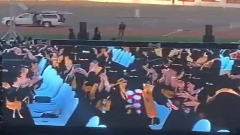 شاهد.. طلاب يحتفلون بتخرجهم من جامعة تبوك بأداء رقصة الدحة