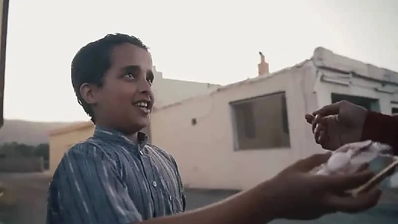 بالفيديو .. كرم وخفة دم طفل في بللسمر يلتفت انتباه يوتيوبر بحريني