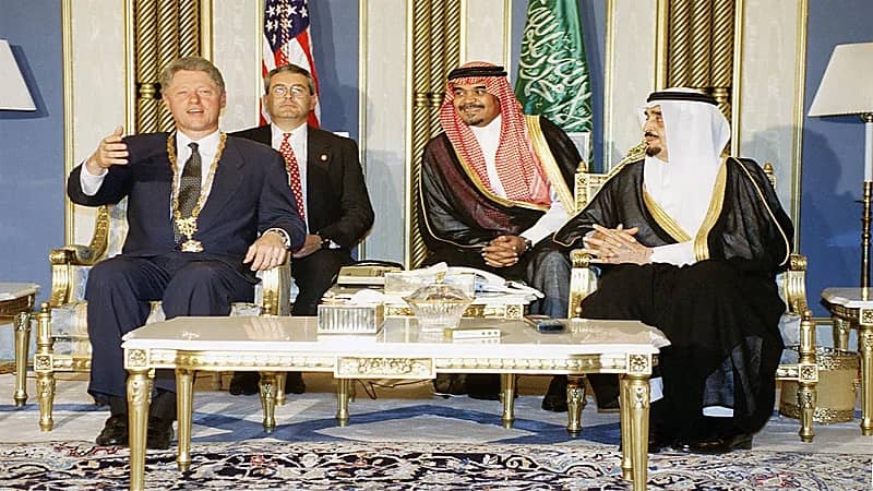 بالفيديو .. لقطات تاريخية من استقبال الملك فهد لبيل كلينتون