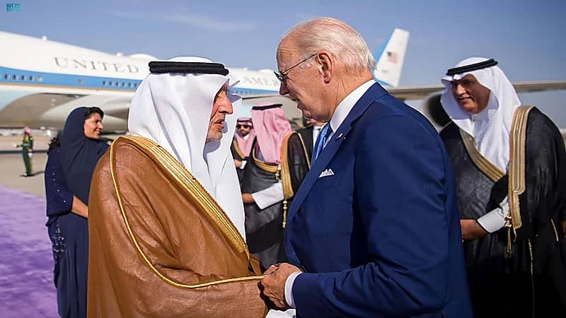 شاهد: أمير مكة يودع بايدن في مطار الملك عبدالعزيز الدولي بجدة 