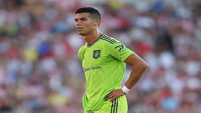 نيفيل يطالب رونالدو بكشف حقيقة انتقاله من مانشستر يونايتد
