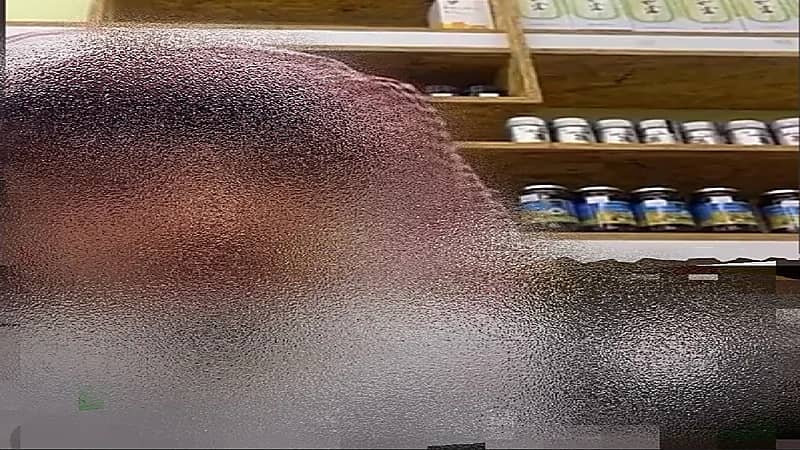 بالصور .. ضبط مخالف يمارس الطب البديل بدون ترخيص بالرياض