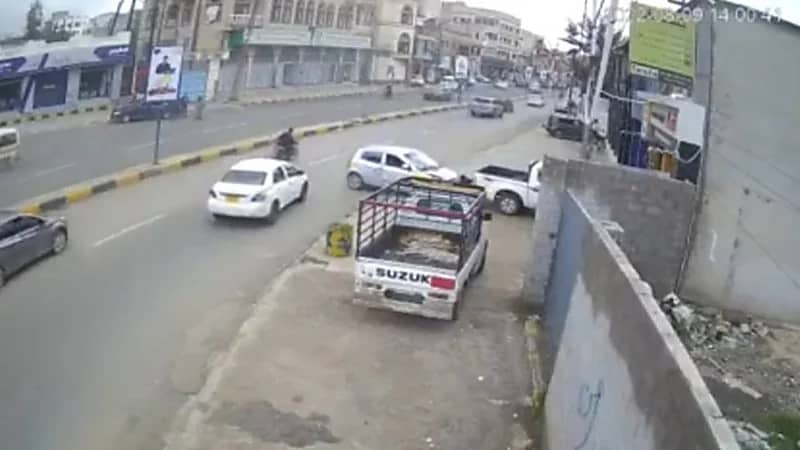 شاهد.. قائد مركبة يدهس رجل وزوجته ويهرب