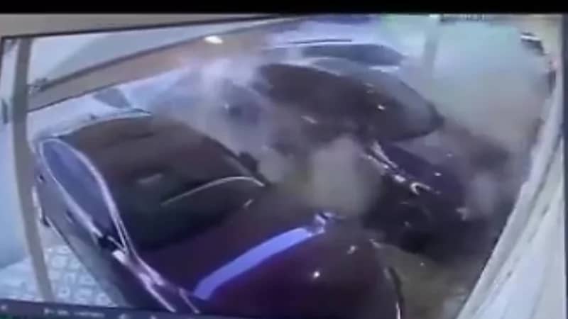 شاهد.. سيارة معتز هوساوي تتعرض لحادث وهي متوقفة