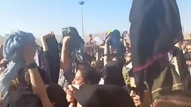شاهد.. إيرانيات يخلعن الحجاب علناً في شوارع مدينة سقز 