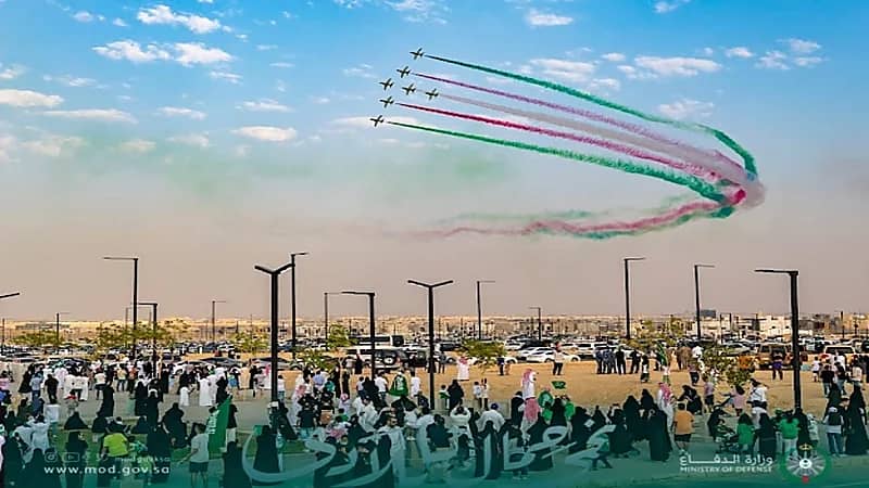 شاهد.. لقطات من العروض الجوية في سماء الرياض احتفاء باليوم الوطني