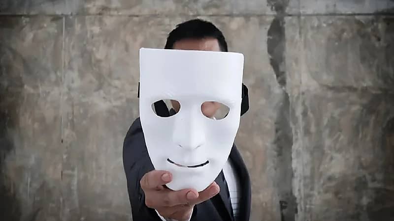 بالفيديو .. استشاري يوضح علامات الشخص المنافق اجتماعياً