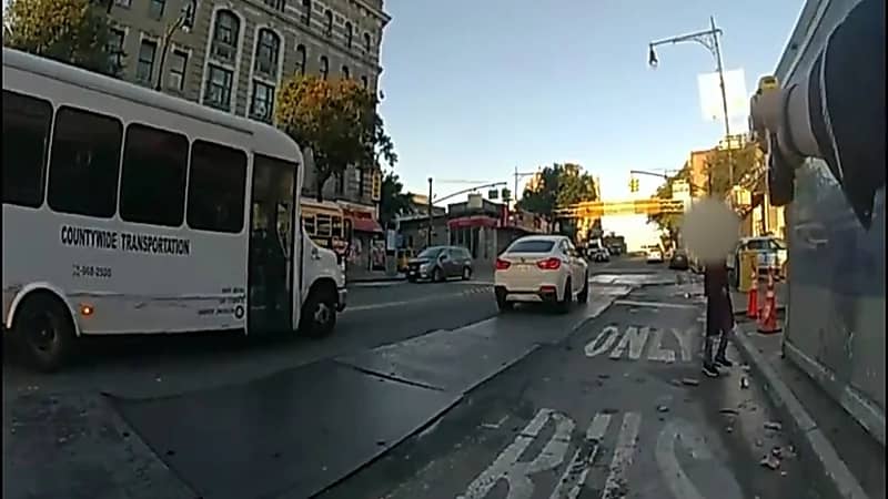 بالفيديو.. مطاردة مثيرة من الشرطة لرجل يحمل سكنيًا